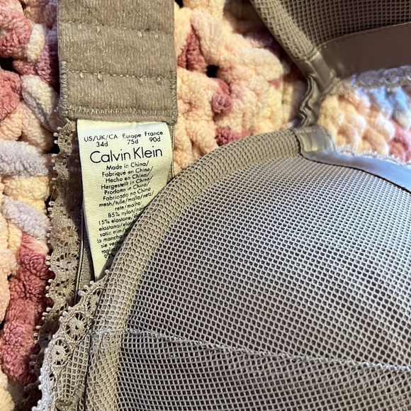 Calvin Klein One both are 34D - Picture 4 of 9